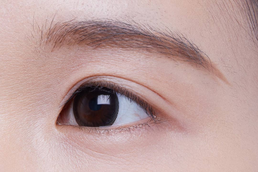 ②眉頭はペン先を寝かせ横方向に、眉尻に近づくにつれ縦方向にペンシルを動かす。